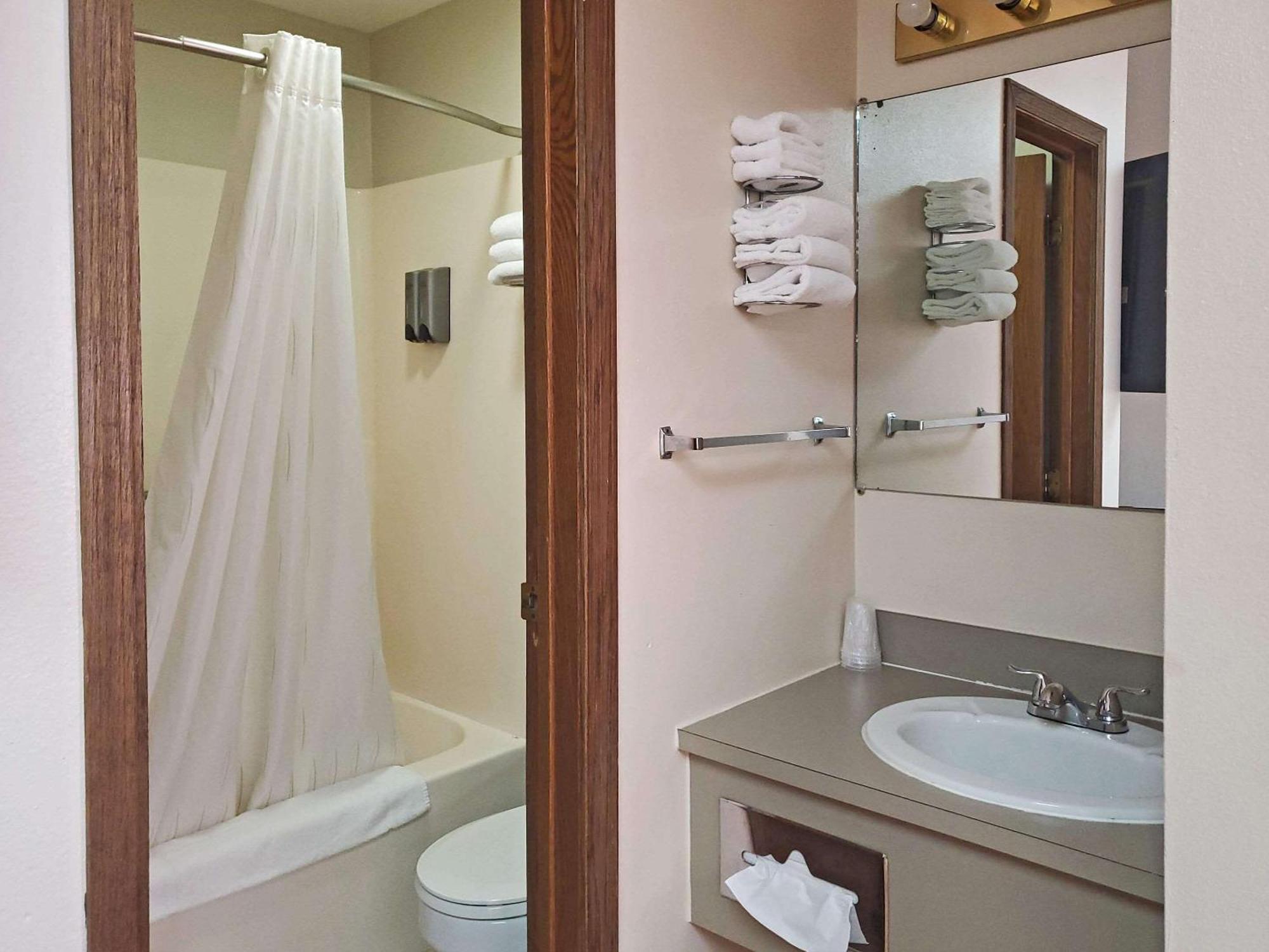 Rodeway Inn Buffalo Bagian luar foto