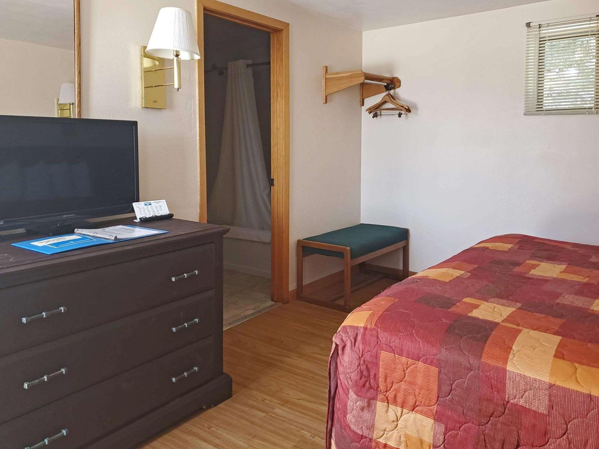 Rodeway Inn Buffalo Bagian luar foto